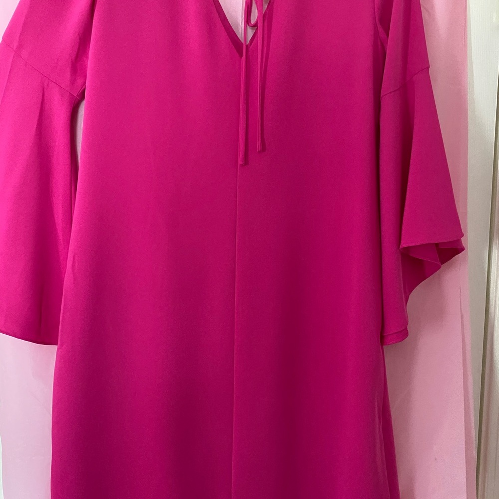 Straight-cut mini. bell sleeves. V-neck/back/tie. - Picture 4 of 6